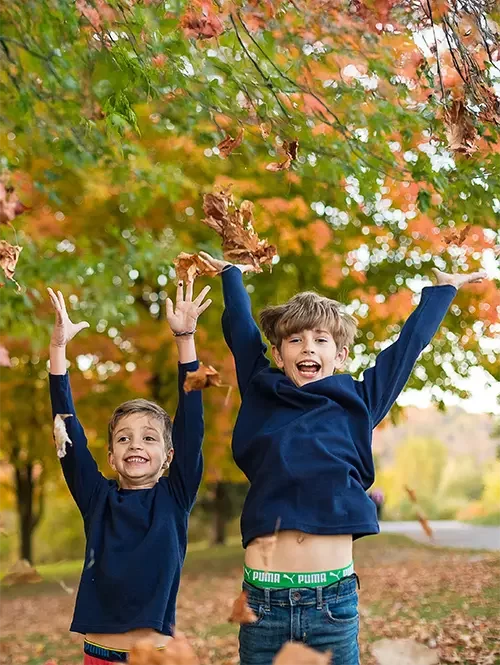 toronto-family-photography-boys-throwing-leaves-fall